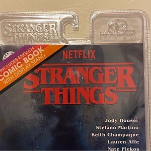 Stranger Things Netflix Eleven & Mike Wheeler 3" /Comic and Display Stand